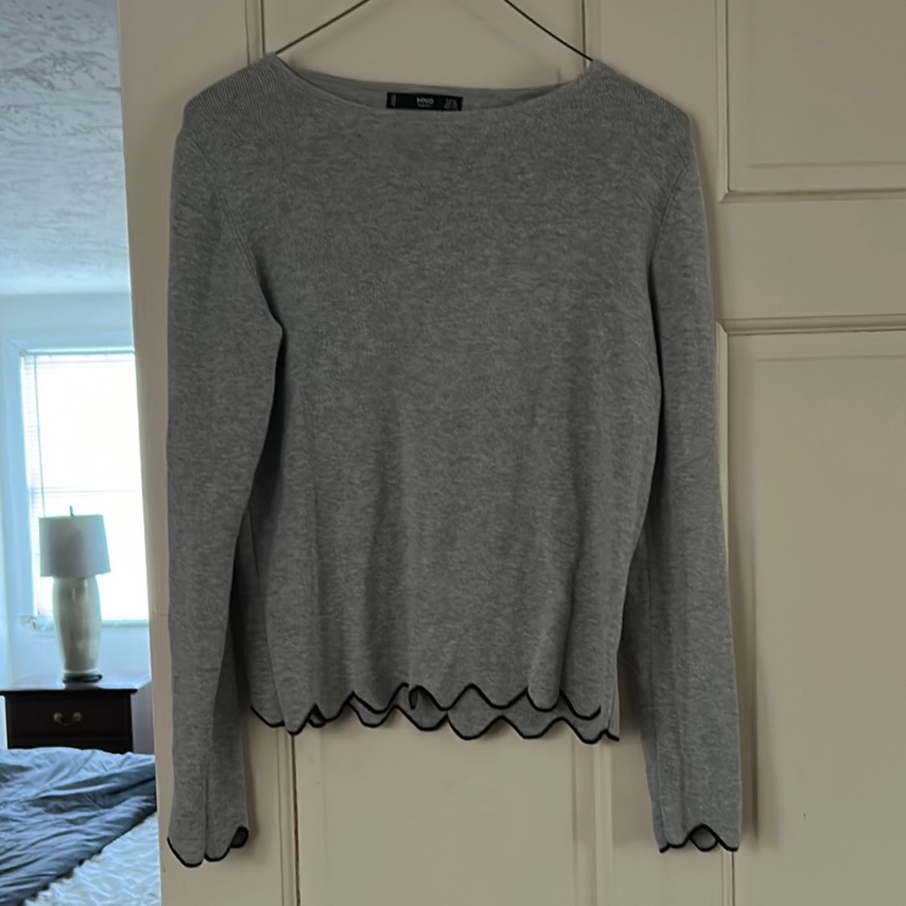 Stylish Gray Sweater with Scalloped Hem